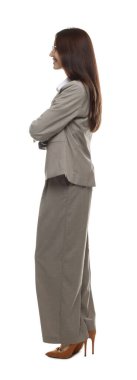 Beyaz arka planda takım elbiseli mutlu kadın.