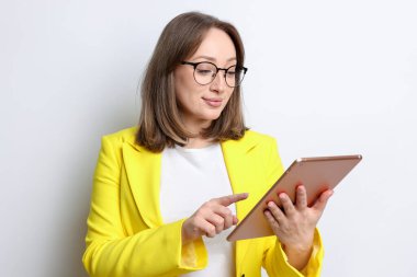 Beyaz arka planda modern tabletli kadın