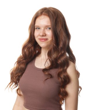 Beyaz arka planda sağlıklı dalgalı saçlı güzel bir genç kızın portresi.