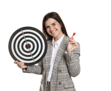 Hedef alınıyor. Beyaz arka planda ok ve dart tahtası olan gülümseyen iş kadını.