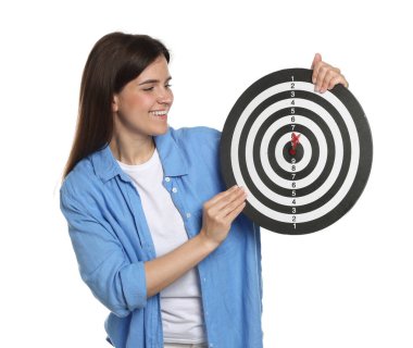 Hedef alınıyor. Beyaz arka planda ok ve dart tahtası olan gülümseyen kadın.