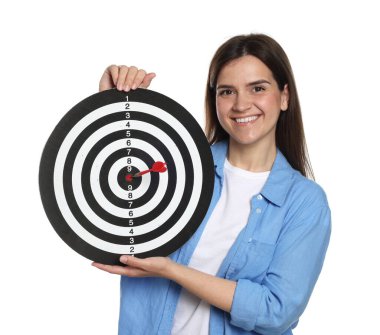 Hedef alınıyor. Beyaz arka planda ok ve dart tahtası olan gülümseyen kadın.