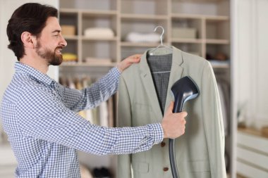 Kapalı alanda buharlı adam ceketi.