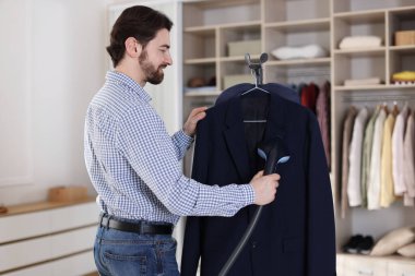 Kapalı alanda buharlı adam ceketi.