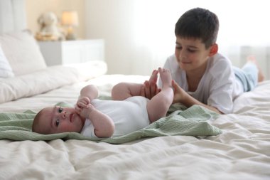 Evdeki yatakta tatlı küçük kardeşler.