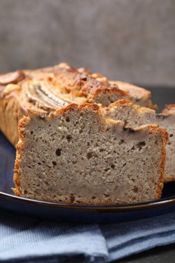 Masada fındıklı muz ekmeği kes, yakın plan.