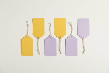 Beyaz arkaplanda dizgileri olan boş etiketler, düz yatıyordu