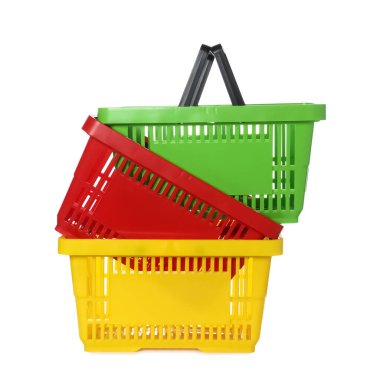 Beyaza izole edilmiş renkli alışveriş sepetleri yığını