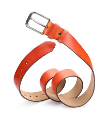 Bir turuncu deri kemer beyaza izole edilmiş.