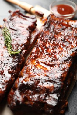 Biberiyeli ve siyah masadaki soslu domuz pirzolası, yakın plan.