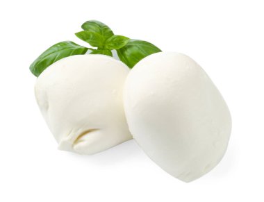 Lezzetli mozzarella peyniri ve fesleğen beyaz üzerine izole edilmiş.