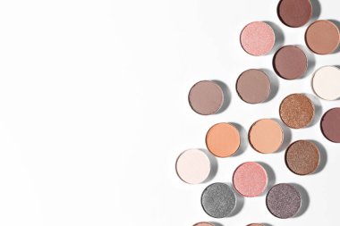 Beyaz arka planda güzel göz farı dolgu kapları, düz yatış. Metin için boşluk