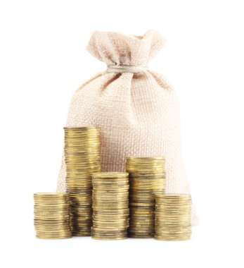 Torbalar ve istiflenmiş paralar beyaza izole edilmiş.