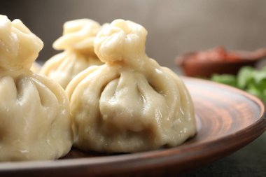 Lezzetli pişmiş khinkali masada servis ediliyor, yakın plan.