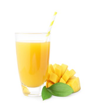 Bardakta lezzetli mango suyu ve beyaz üzerine izole edilmiş taze meyve.