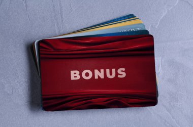 Dokuma masasında bonus kartlar, üst görünüm