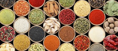 Siyah arka plandaki kaselerde farklı aromatik baharatlar seti. Pankart tasarımı