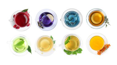 Beyaza izole edilmiş cam bardaklardaki farklı çay çeşitleri. Üst görünüm