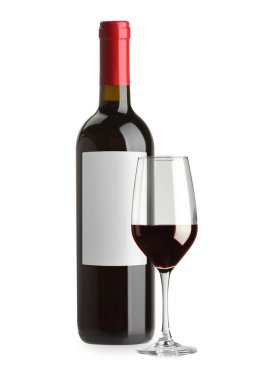 Boş etiketli ve beyaz bardaklı lüks kırmızı şarap.