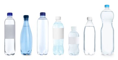 Beyaz arka planda su bulunan plastik şişeler, hazır.