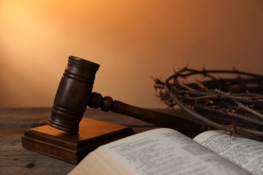 Hakimin tokmağı, dikenli taç ve ahşap masa üzerinde soluk turuncu eğimli arka plan, yakın çekim