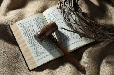 Yargıç tokmağı, İncil ve çuval bezi üzerinde dikenli taç.