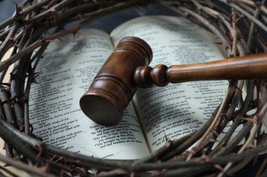 Hakimin tokmağı, dikenli taç ve incili masanın üstünde, yakın plan.