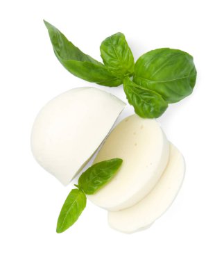 Mozzarella peyniri ve fesleğen parçaları beyaza izole edilmiş.