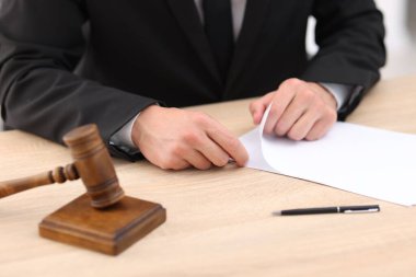 Yargıç çalışıyor ve tokmak içeride masa başında, seçici odaklanma