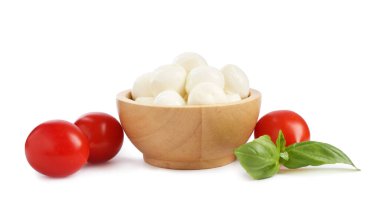 Beyaz arka planda lezzetli mozzarella peynir topları, domates ve fesleğen.