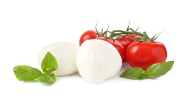 Beyaz arka planda lezzetli mozzarella peynir topları, domates ve fesleğen.