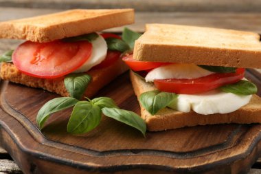 Peynirli, domatesli ve fesleğenli lezzetli sandviçler.