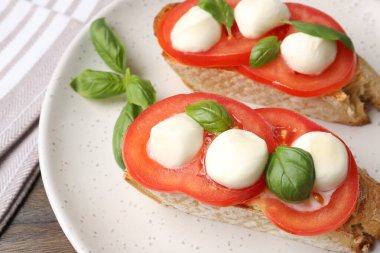 Peynirli, domatesli ve fesleğenli lezzetli sandviçler.