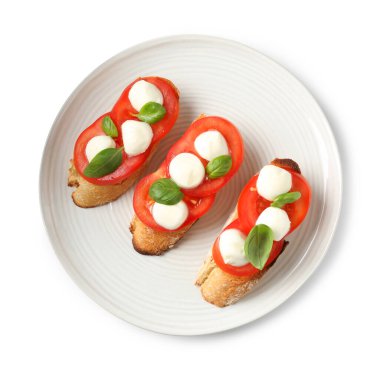 Beyaz arka planda mozarella peynirli, domatesli ve fesleğenli lezzetli sandviçler.