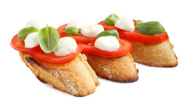 Beyaz arka planda peynirli, domatesli ve fesleğenli lezzetli sandviçler.