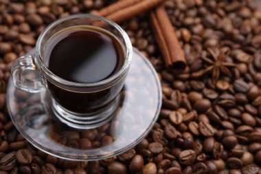 Aromatik kahve, yıldız anason ve fasulyeli tarçın, yakın plan.