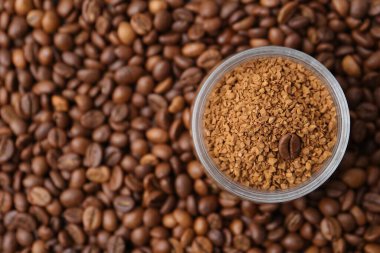 Barbunyanın üstünde granüle kahve olan cam kavanoz, üst manzara. Metin için boşluk