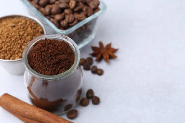 Farklı türde kahve, fasulye ve baharatlar ışık masasında, yakın plan. Metin için boşluk