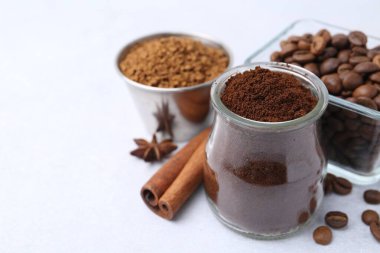 Farklı türde kahve, fasulye ve baharatlar ışık masasında, yakın plan. Metin için boşluk