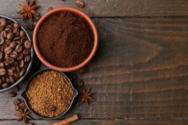 Farklı türde hazır kahve, ahşap masada fasulye ve baharatlar, düz yatak. Metin için boşluk