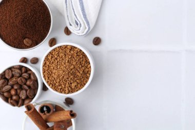 Farklı türde kahve, fasulye ve tarçınlı çubuklar açık fayanslı masa, düz yatak. Metin için boşluk