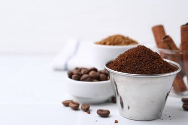 Işık masasında kahve tozu ve fasulye, seçici odaklanma. Metin için boşluk