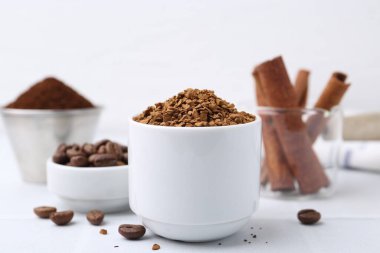 Granülatif kahve ve fasulye ışıkta, yakın plan.