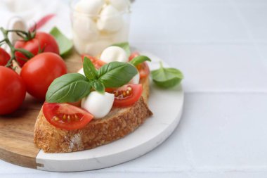 Mozarella peynirli, domatesli ve fesleğenli lezzetli sandviç, yakın plan. Metin için boşluk