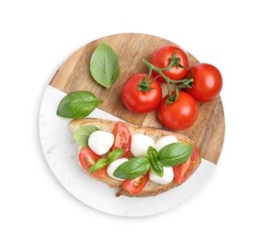 Mozarella peynirli, domatesli ve fesleğenli lezzetli sandviç.