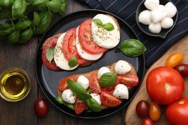 Peynirli, domatesli, fesleğenli ve baharatlı lezzetli sandviçler.