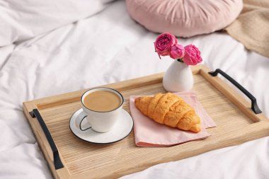 Nefis bir kahvaltı tepsisi ve kapalı bir odada çiçekler, yakın plan. Metin için boşluk