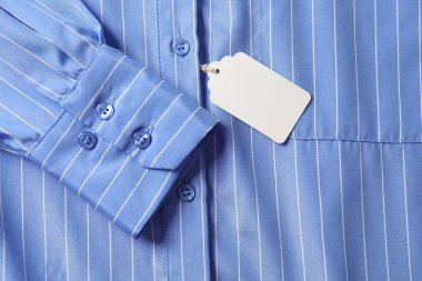 Açık mavi gömlekli karton etiket, üst görünüm
