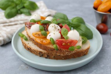 Mozarella peynirli, domatesli ve fesleğenli lezzetli sandviç, yakın plan.