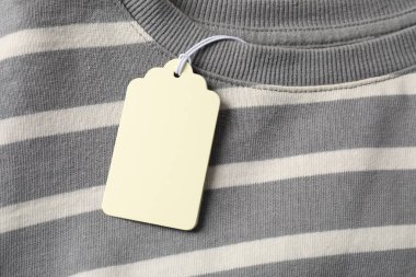 Çizgili elbisede karton etiket, üst görünüm